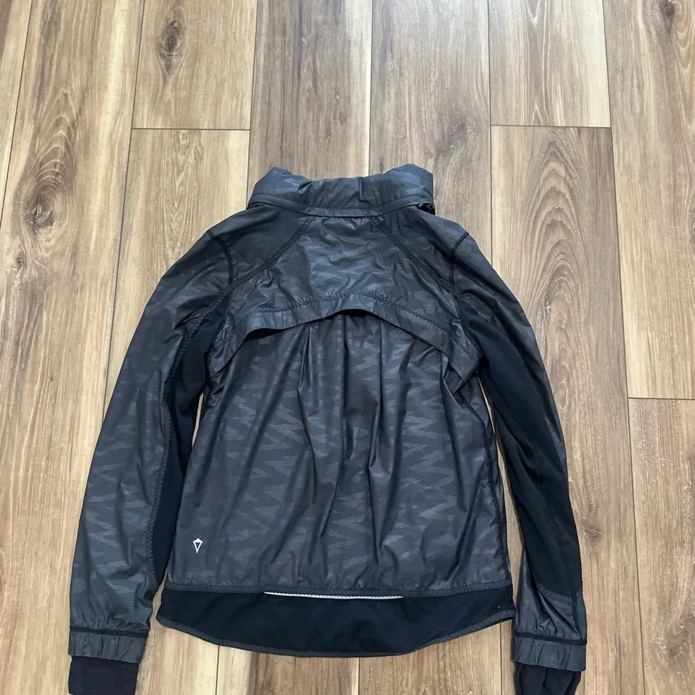 Ivivva girls speed ahead zip up Black Hooded Jacket size 14